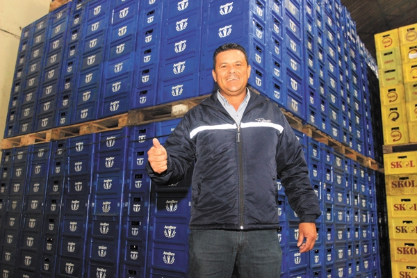 Hoje é dia de abraçar o amigo Luciano Carlos da Silva, que está mudando de idade e chegando à marca dos 5.0. Ele que foi guardinha mirim na rádio Difusora, depois trabalhou durante uns dez anos no Depósito Bela Vista e está há 25 anos na Distribuidora Sko